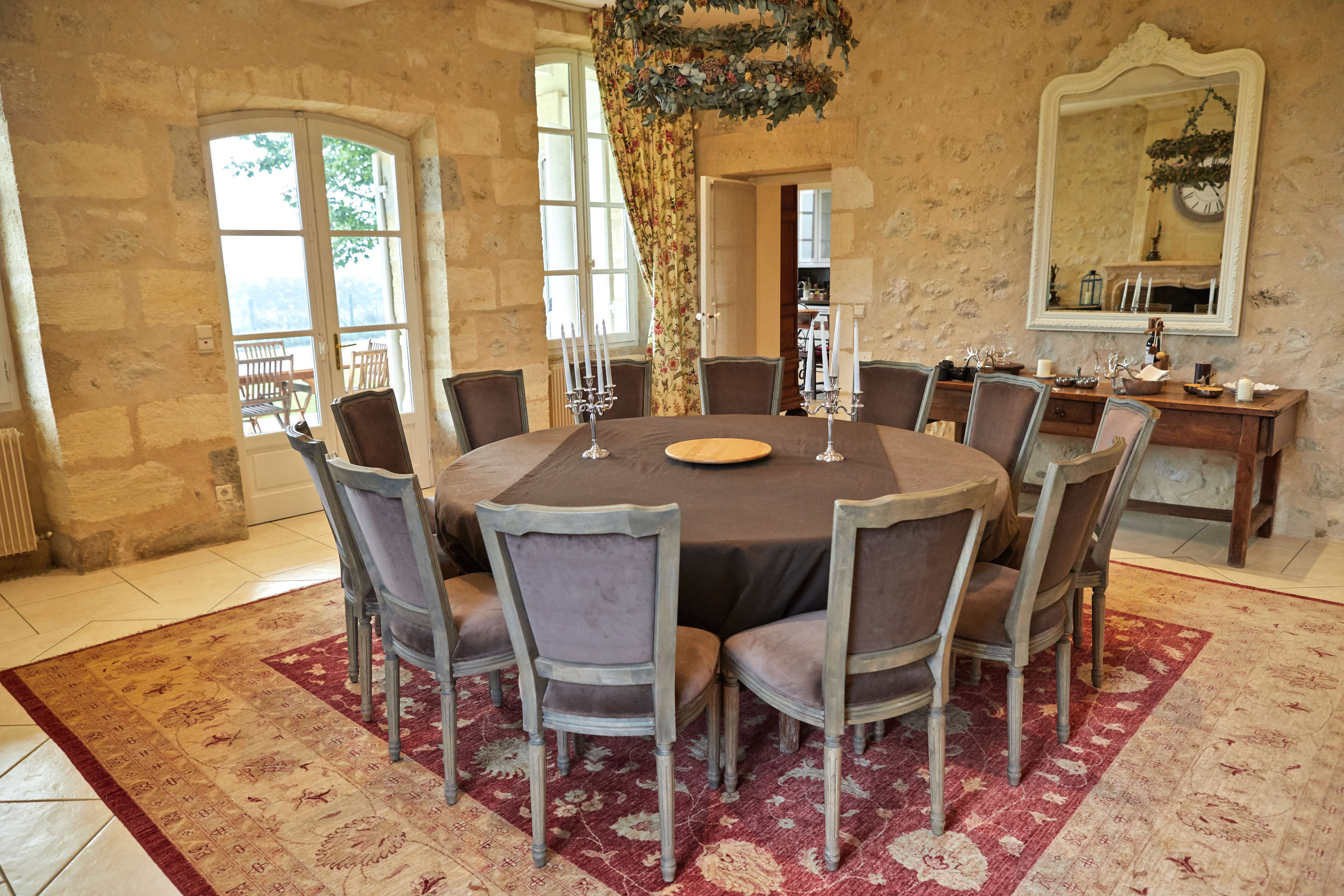 Table de la salle à manger du gite 5 étoiles de Tourteau  pour groupes jusqu'à 12 personnes